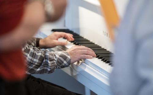 Någon spelar piano.