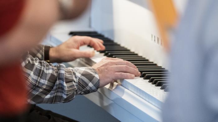 Någon spelar piano.