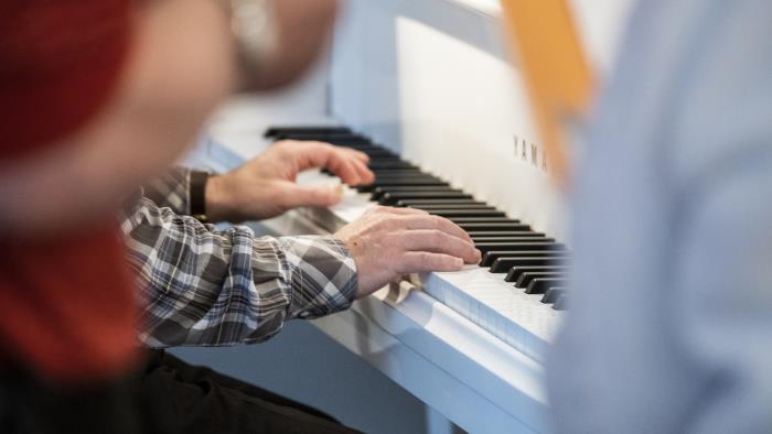 Någon spelar piano.