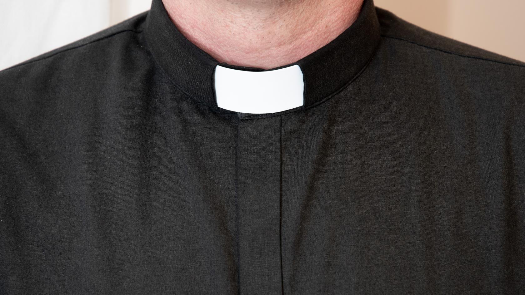 En svart prästskjorta men den via prästkragen.