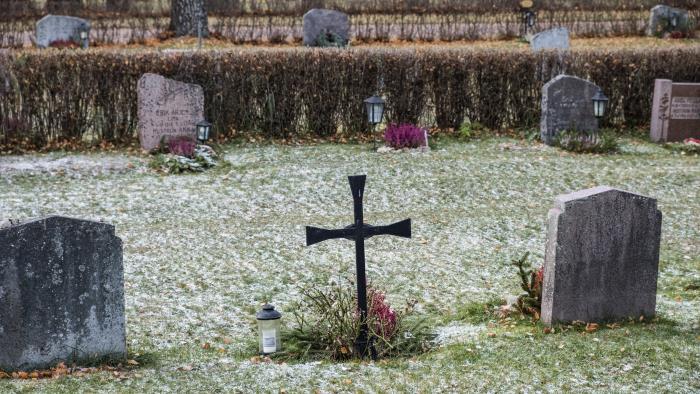 Den första snön har just fallit på en kyrkogård.