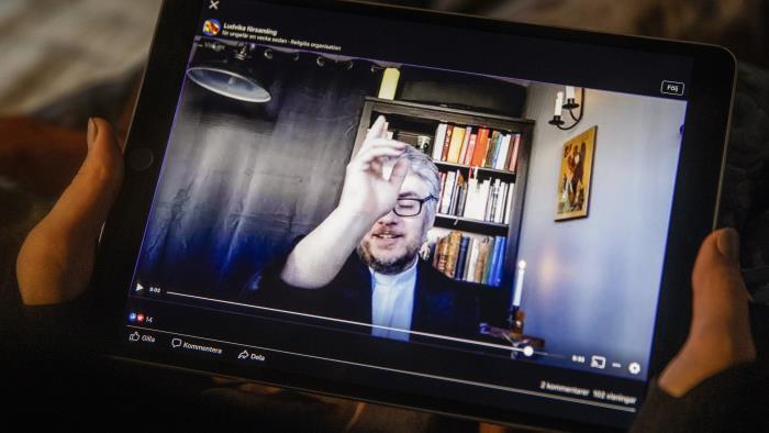 Någon följer en digital gudstjänst på sin iPad.