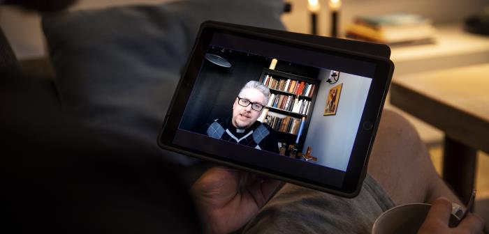 Då många människor inte tar sig till kyrkan som vanligt under coronapandemin sänder många församlingar gudstjänster och andakter på webben som kan följas från hemifrån.
Daniel Jansson Brask är präst i Ludvika församling och sänder kvällandakt på församlingens Facebooksida