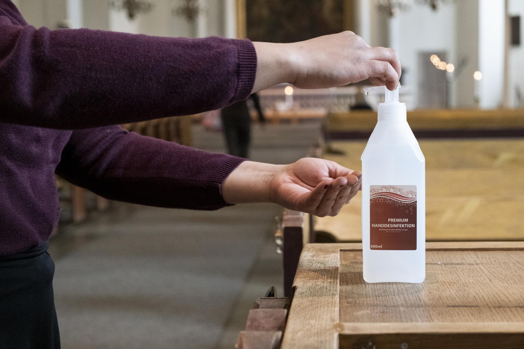 Någon spritar händerna i kyrkan.