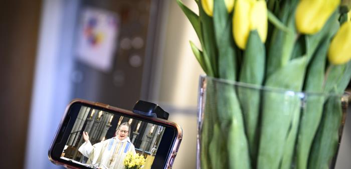 Sändning av påskdagsgudstjänst i Uppsala domkyrka 2020. Biskop Karin Johannesson.