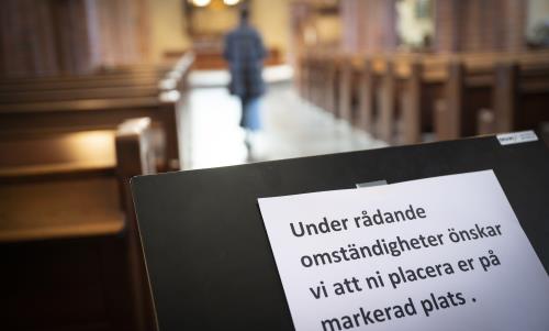 Markering av platser i kyrkan under coronakrisen.