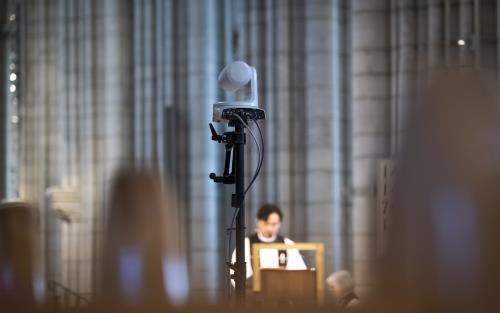 En digitalkamera spelar in en gudstjänst i Uppsala domkyrka.