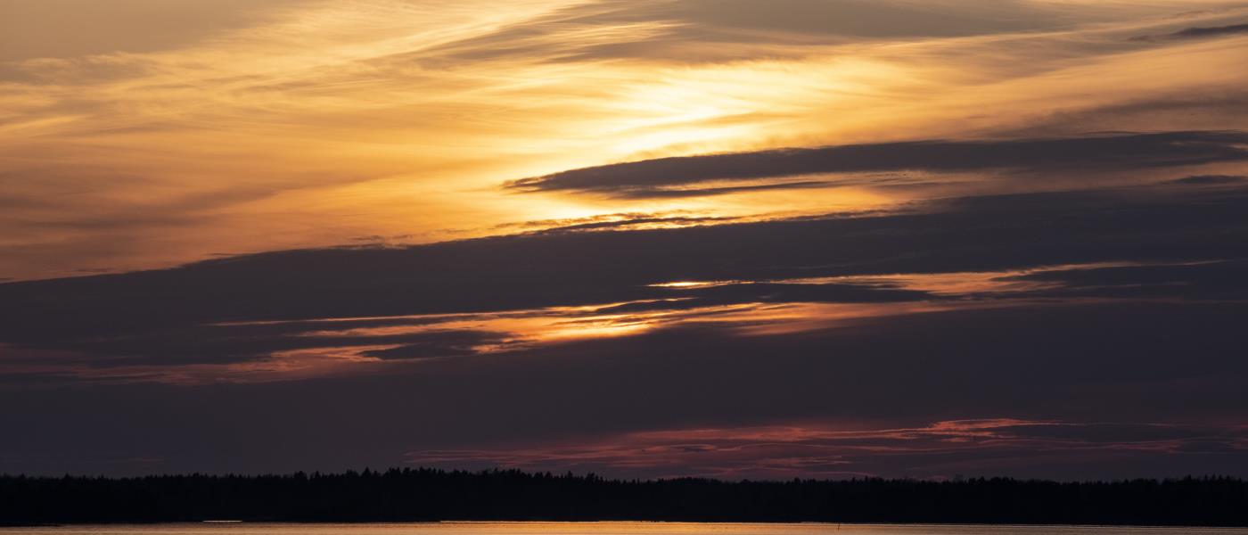 En molnig solnedgång i skärgården.