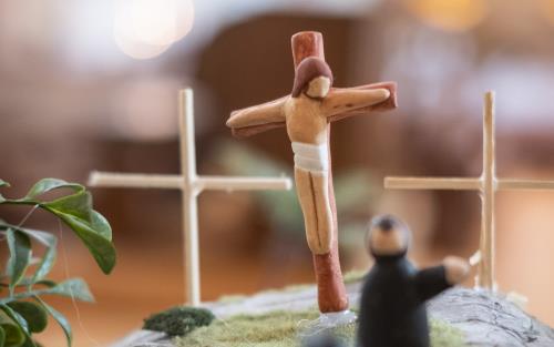 En miniatyrmodell av Jesus korsfästning.