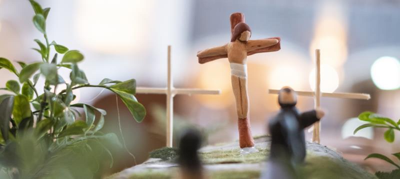 En miniatyrmodell av Jesus korsfästning.