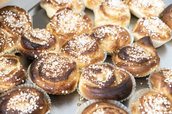 Ett gäng nybakta kanelbullar.