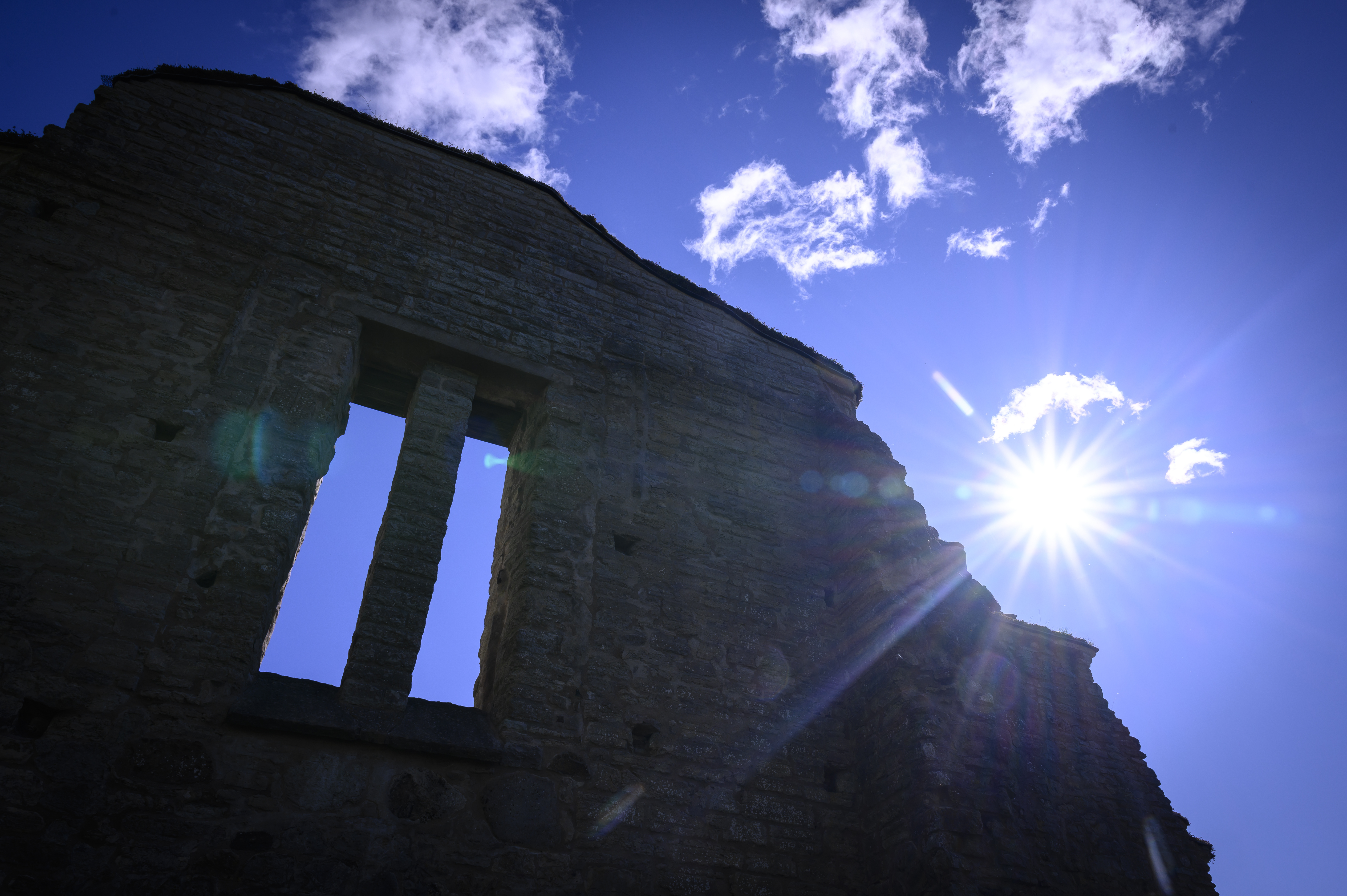 En gammal ruin sticker upp mot den klarblå himlen.
