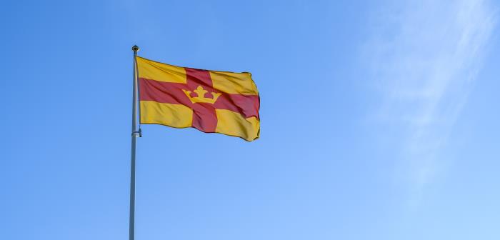 Svenska kyrkans flagga mot blå himmel