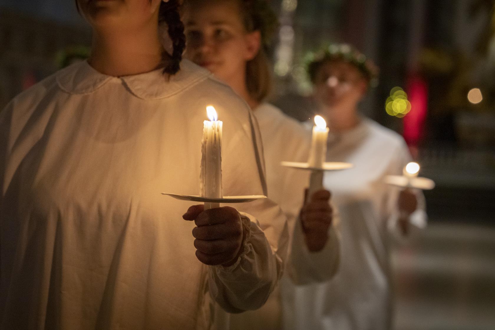 Ett luciatåg i en kyrka.