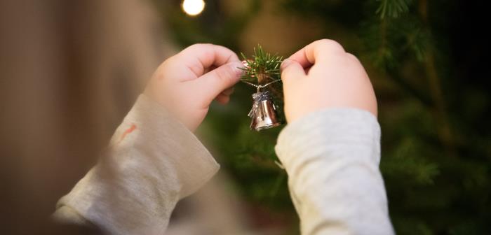 Julgranen kläs i ett hem i Järvsö, dagen före julafton.