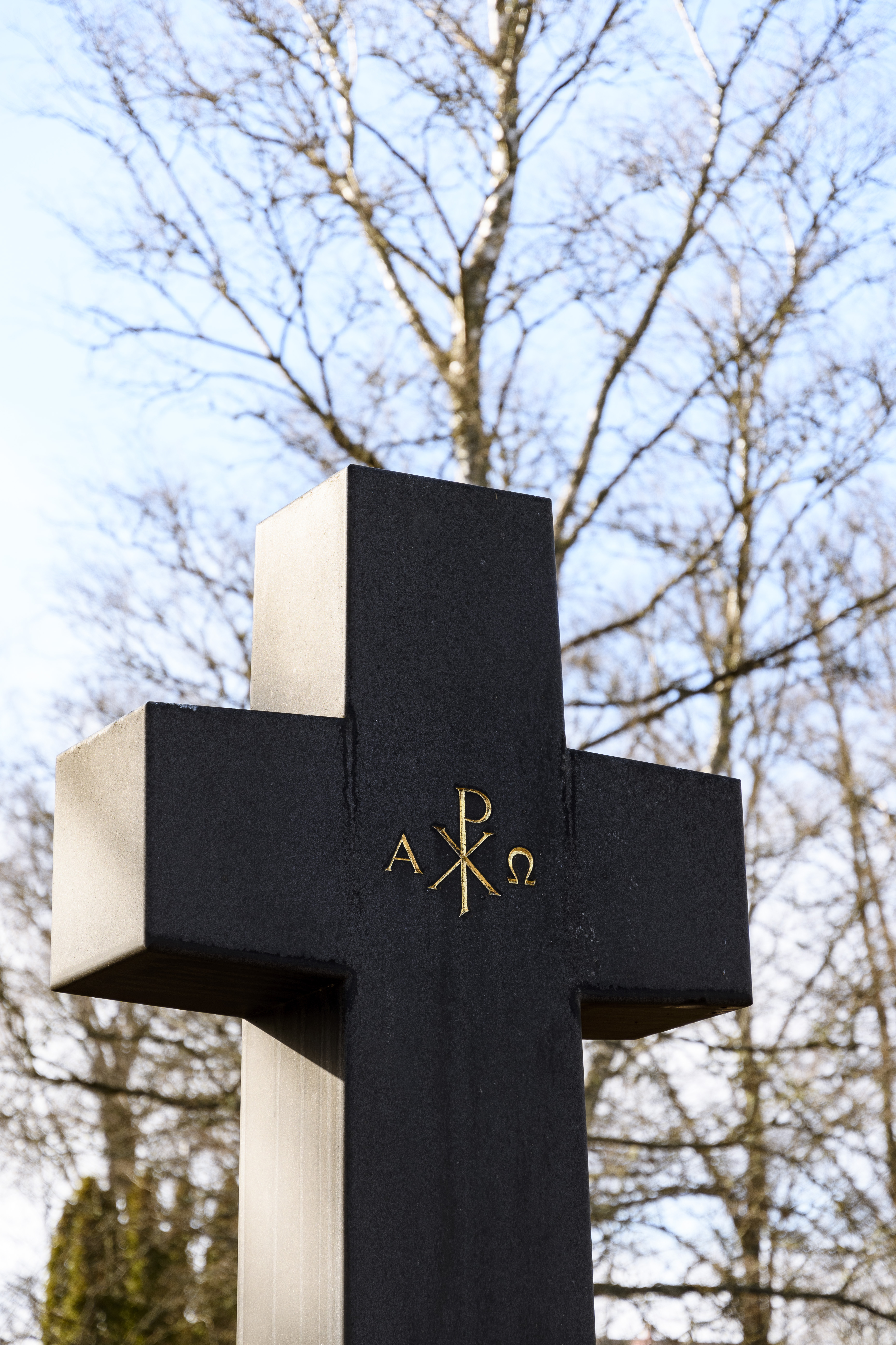 En gravsten i form av ett kors.