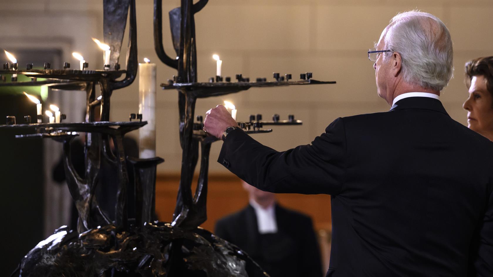 Kung Carl XVI Gustav och drottning Silvia tänder ljus i Uppsala domkyrka.