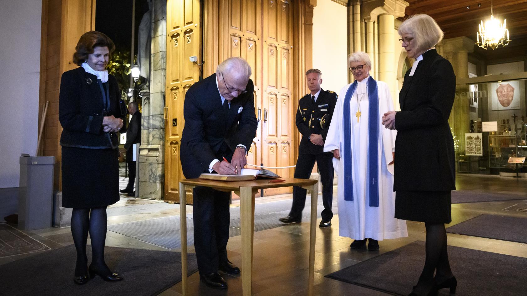 Kung Carl XVI Gustav och drottning Silvia besöker Uppsala domkyrka. Ärkebiskop Antje Jackelén hälsar välkommen.