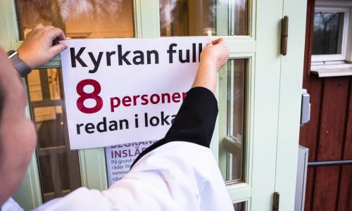 Mässa andra advent i Sankta Birgittakyrkan i Knivsta, firad under Coronarestriktioner med max 8 deltagare.
Anslag med texten Kyrkan full