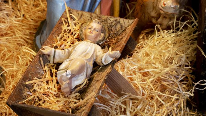 En julkrubba där Maria vakar över jesusbarnet.