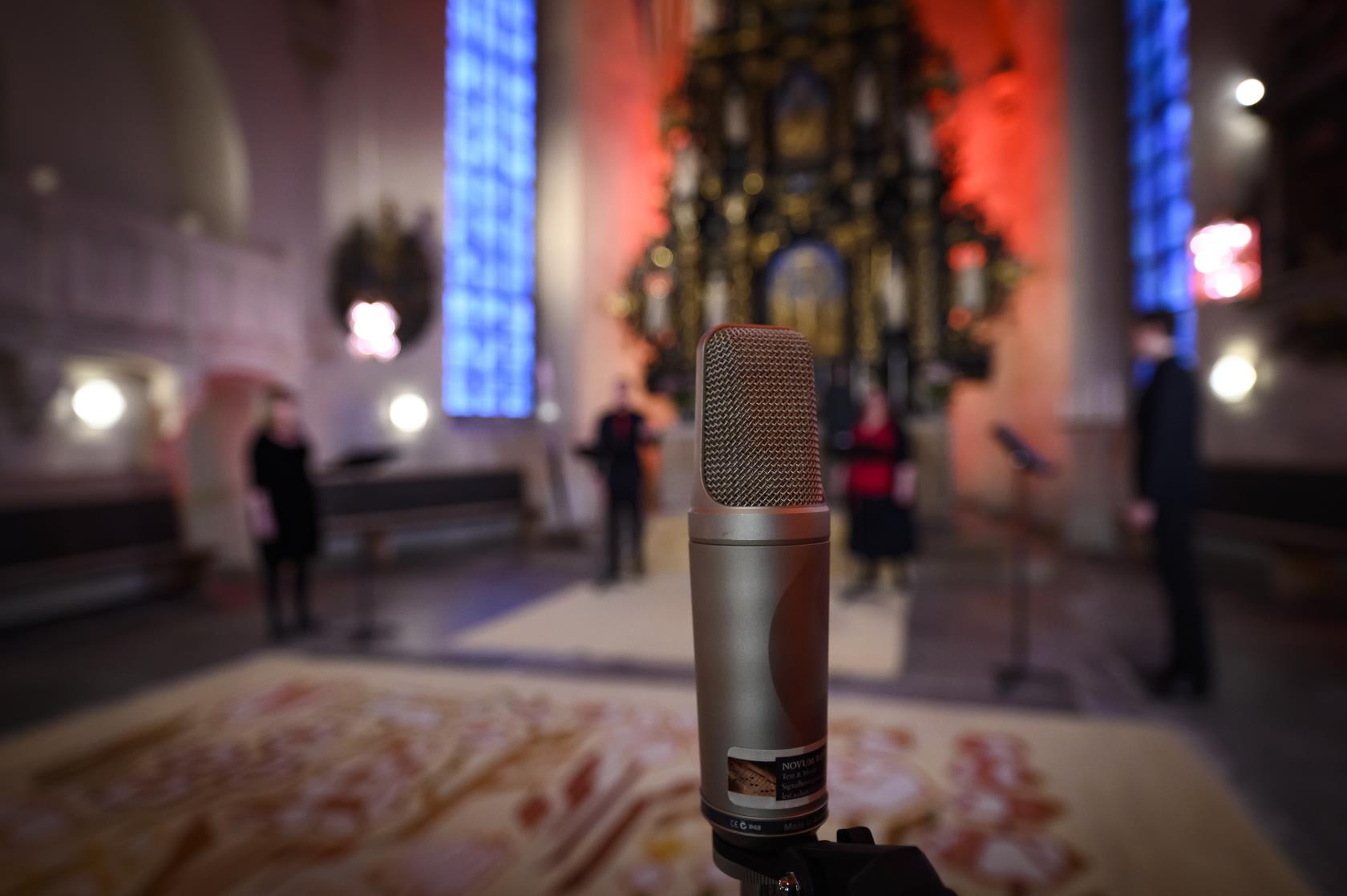 En mikrofon står uppställd för en konsert i kyrkan.