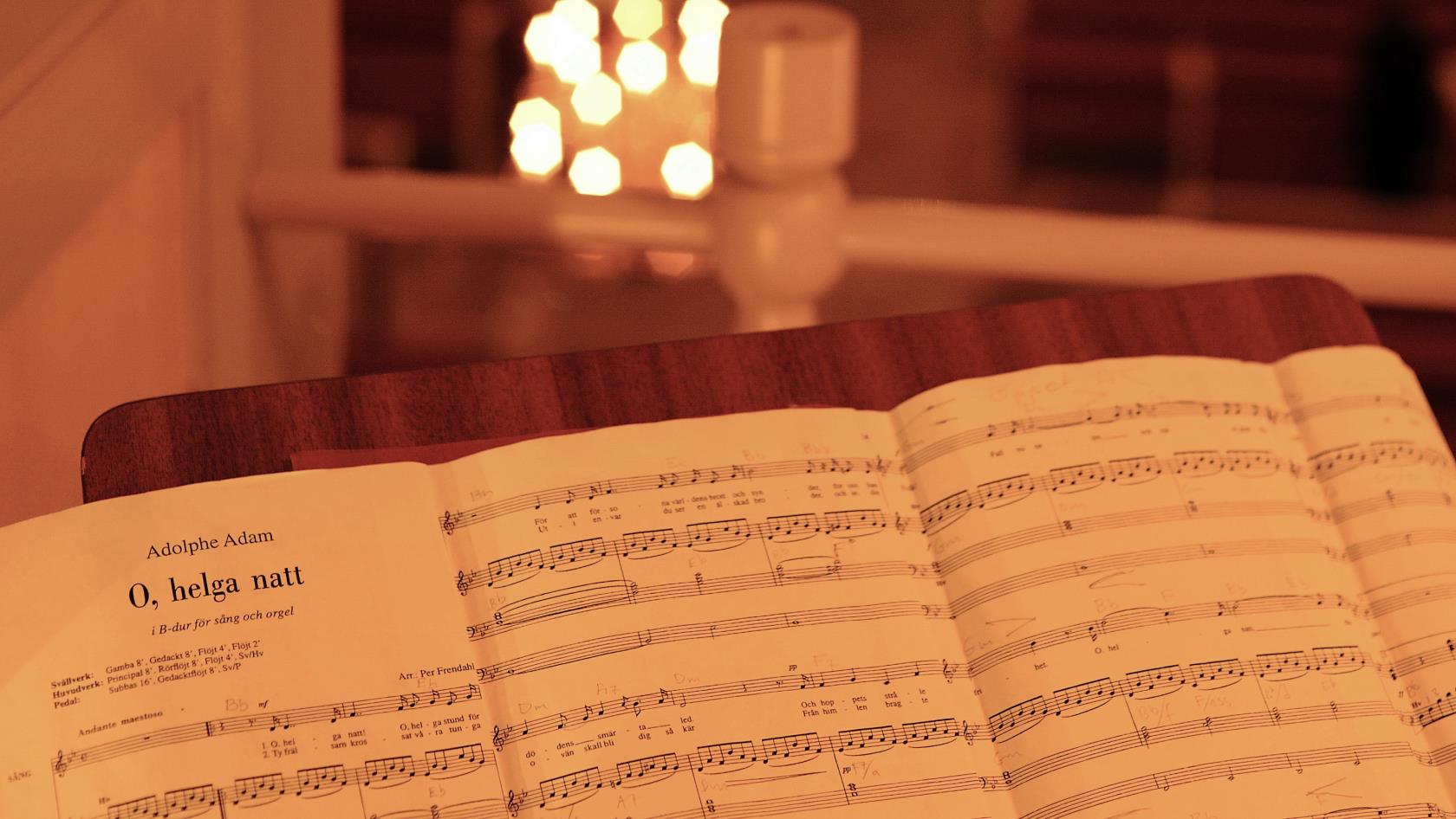 Noterna till O, helga natt står uppställda på ett notställ på orgelläktaren.