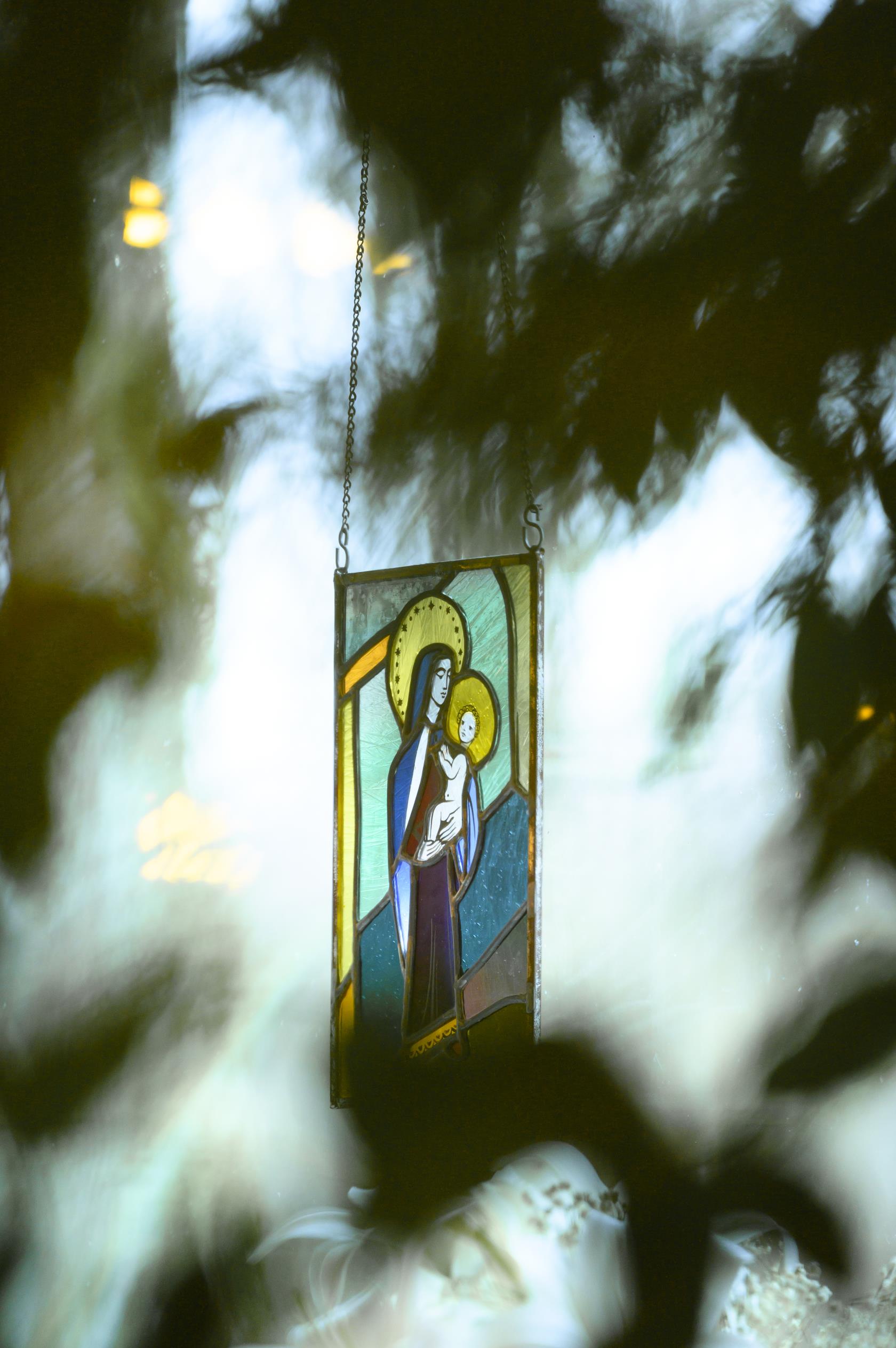 En glasmålning av Jungfru Maria och Jesusbarnet.