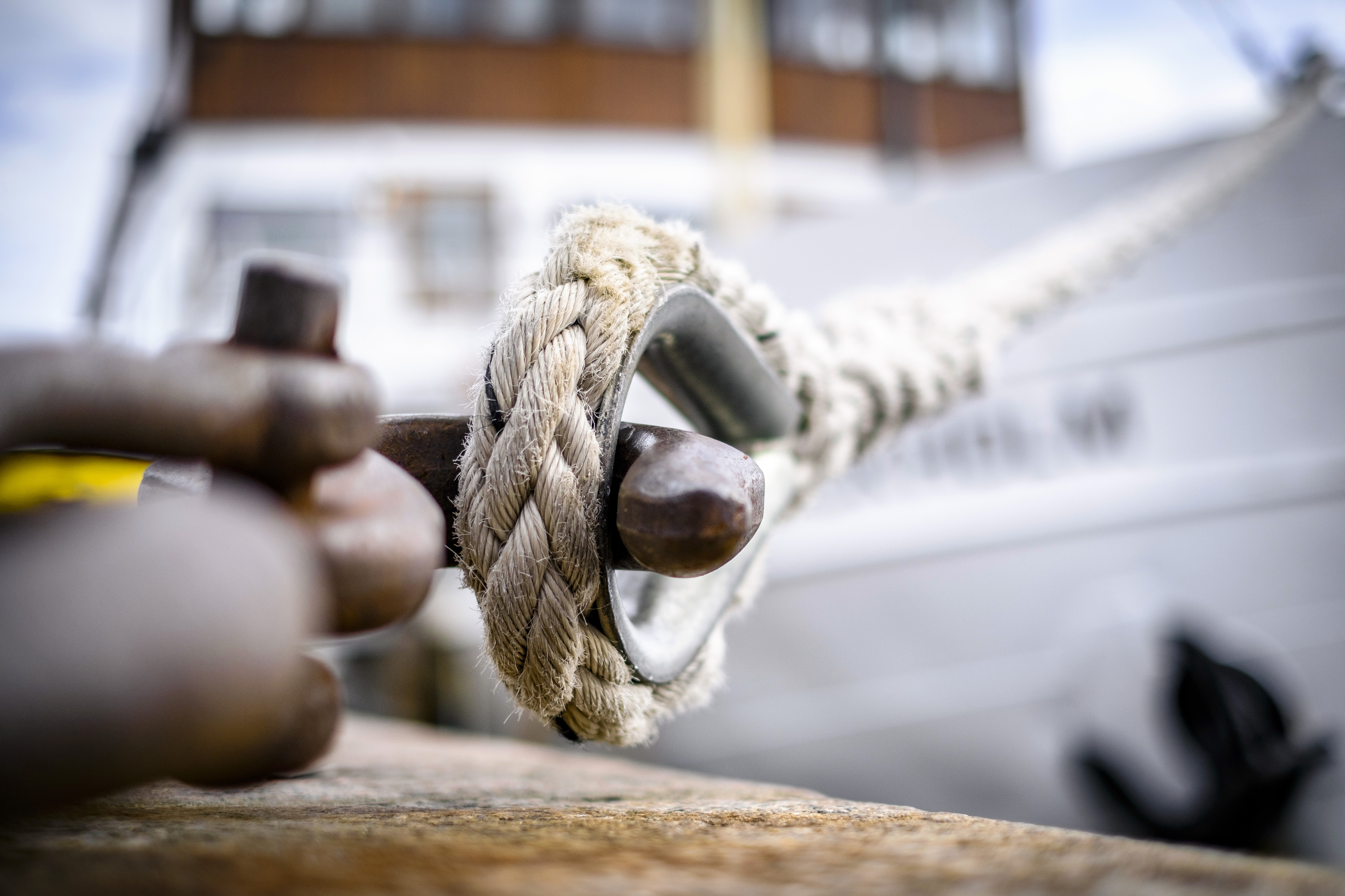 En metallskodd förtöjningstamp sitter krokad i kajen.