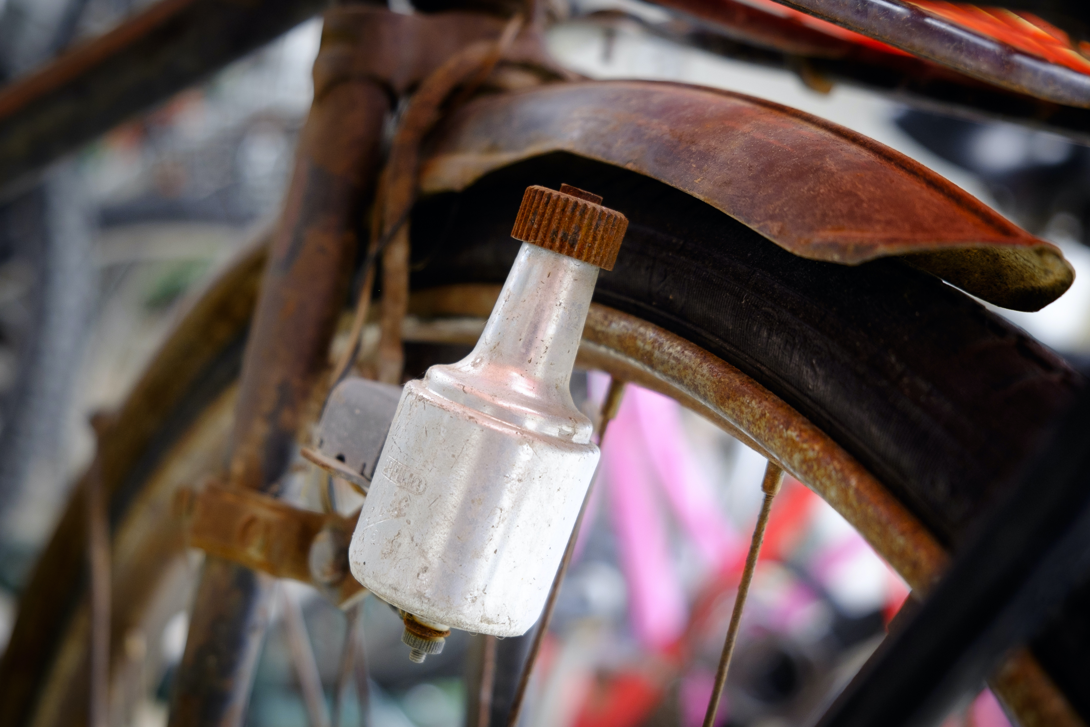 En närbild på en rostig cykel.