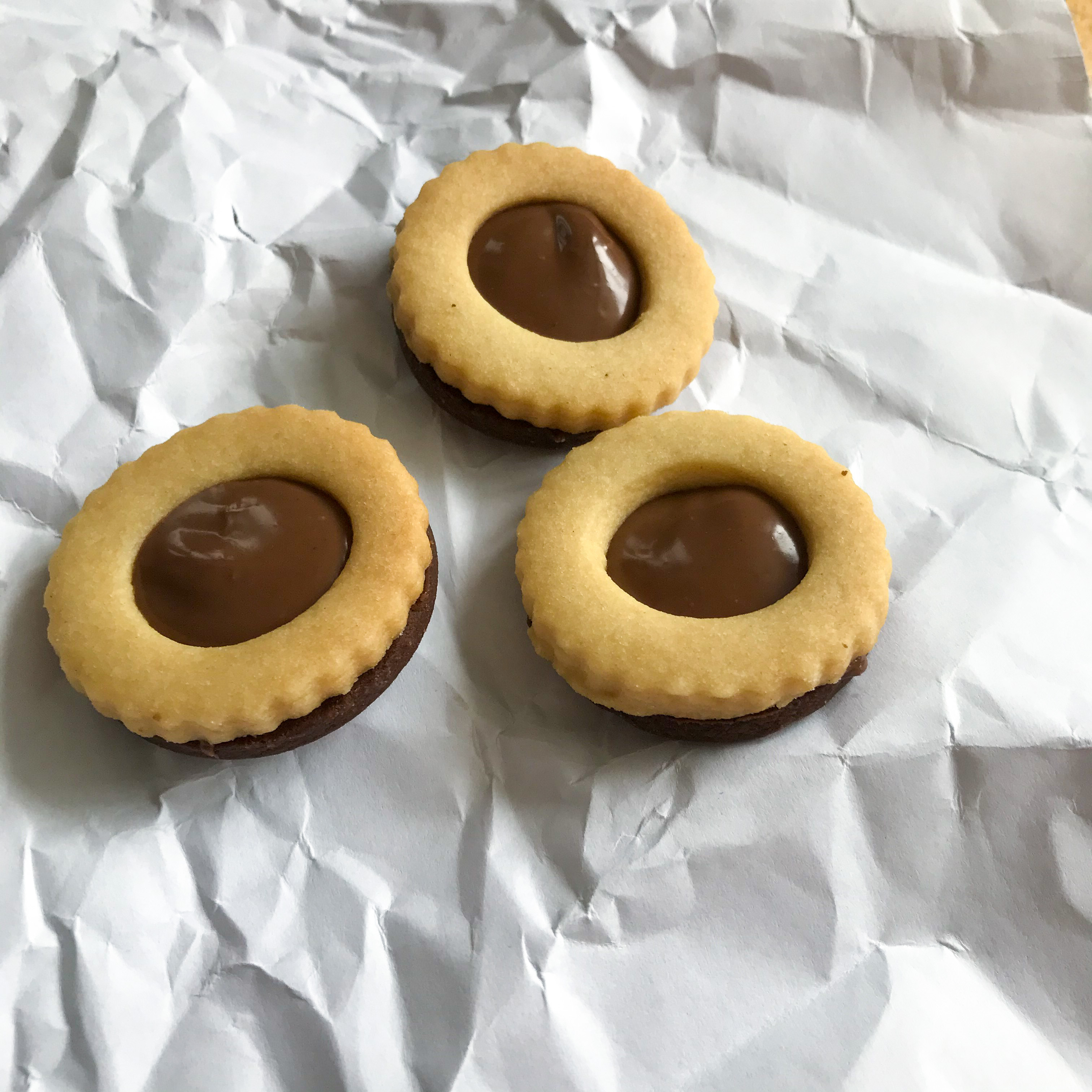 Mördegskakor med en chokladkräm i mitten.