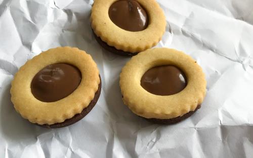 Mördegskakor med en chokladkräm i mitten.