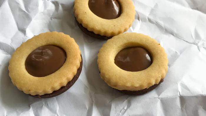 Mördegskakor med en chokladkräm i mitten.