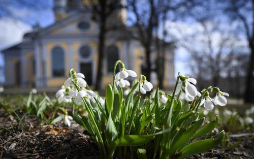 Snödroppar utanför en kyrka.