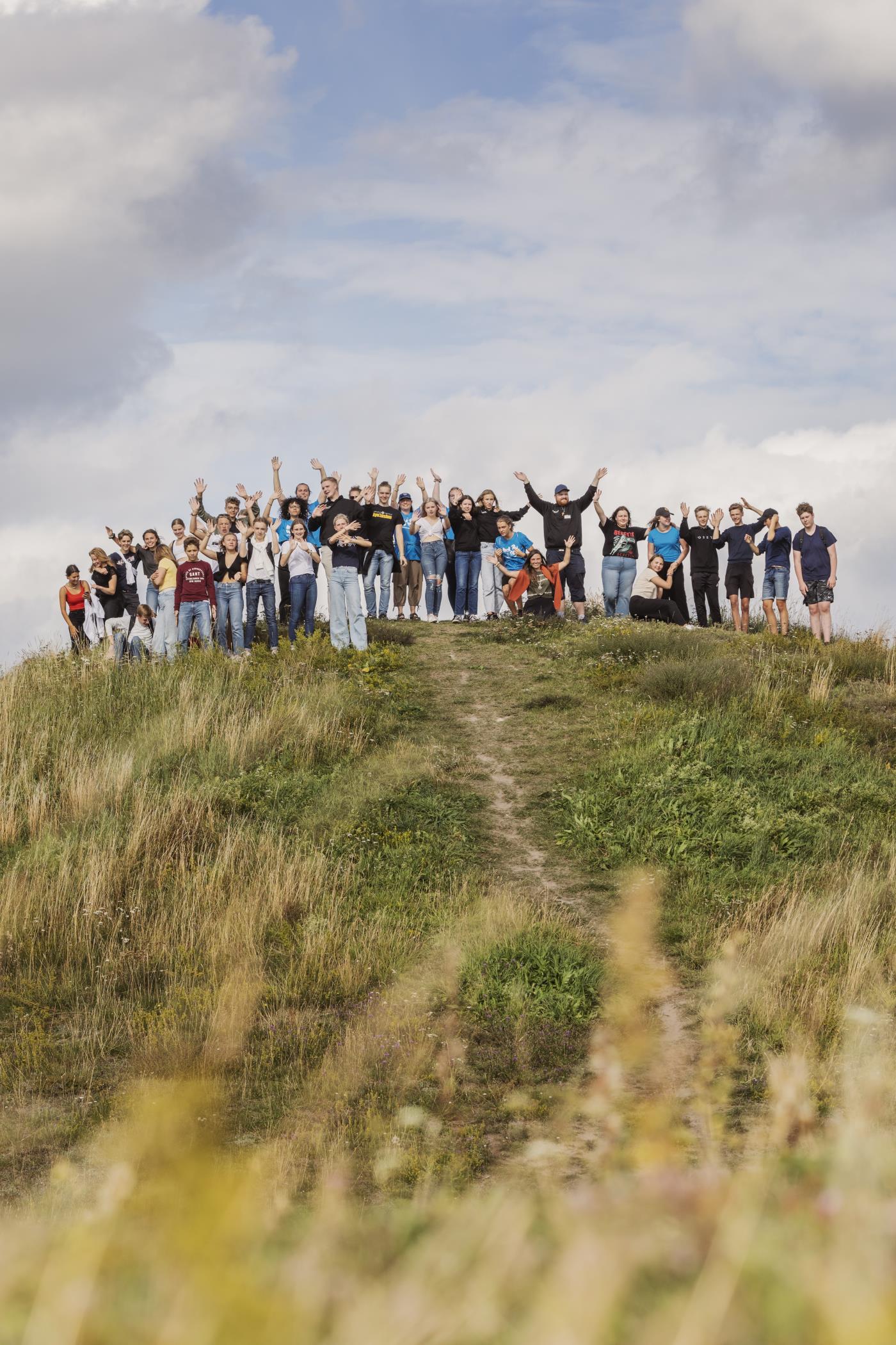 Konfirmationsläger Gamla Uppsala. Gruppbild på en av högarna nära Gamla Uppsala kyrka