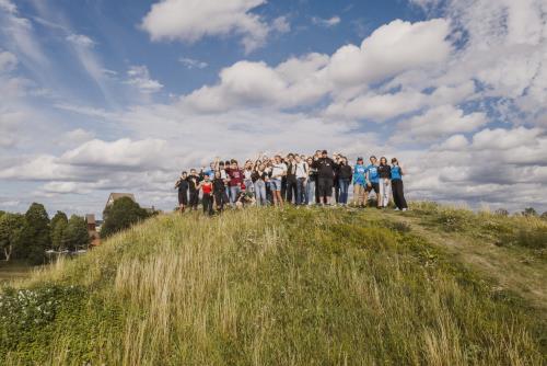 Konfirmationsläger Gamla Uppsala.
Gruppbild på en av högarna nära Gamla Uppsala kyrka.