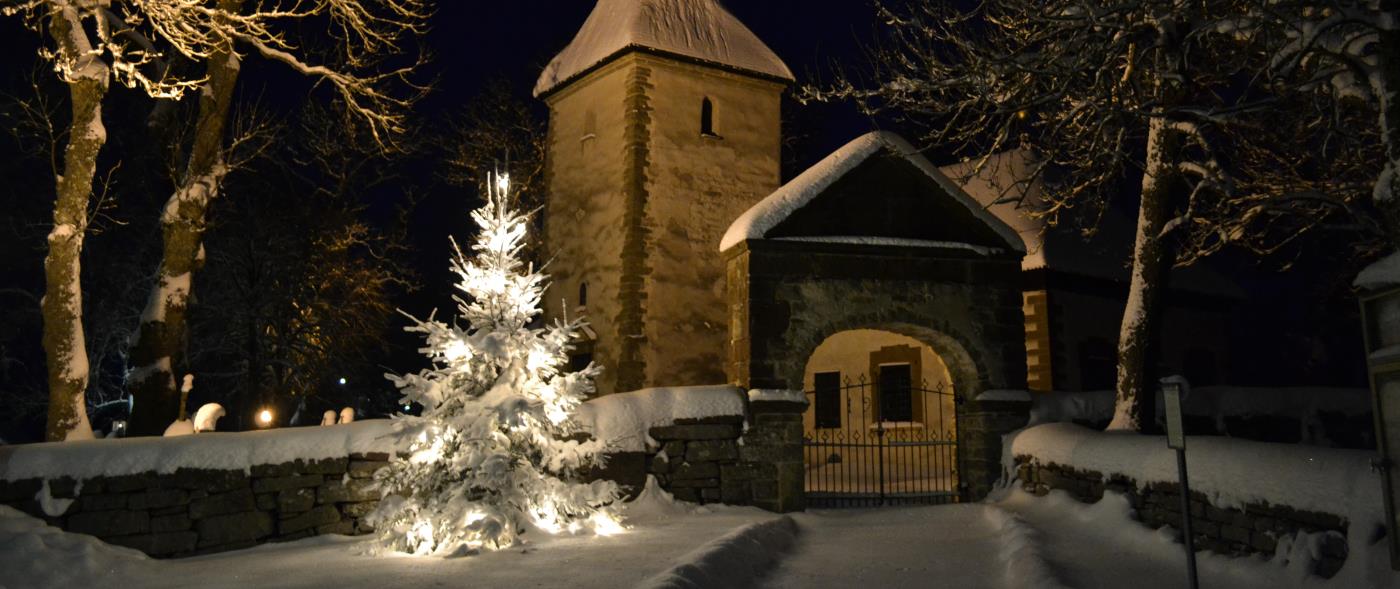 En upplyst kyrka i vinternatten.