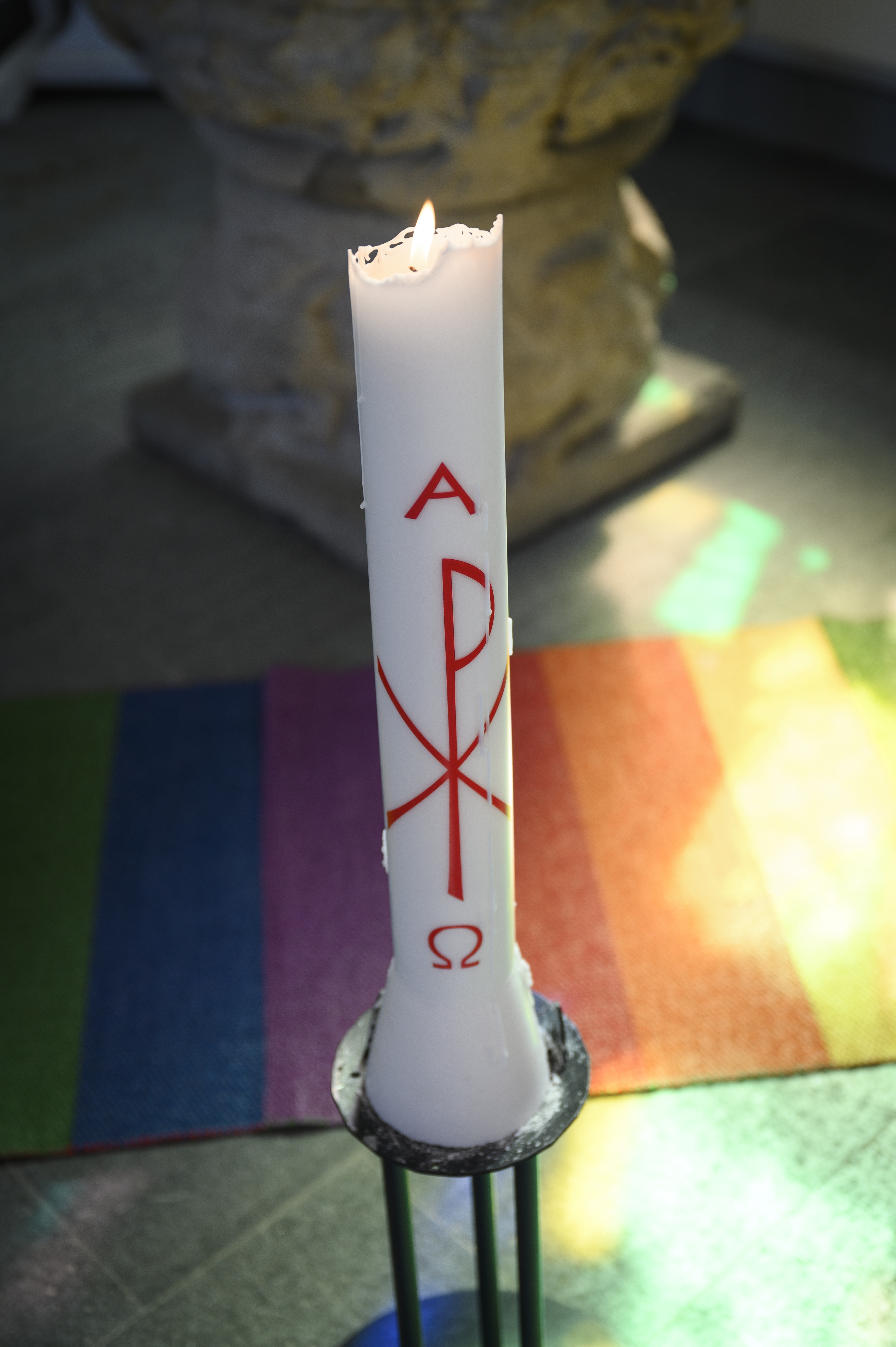 Ett dopljus med ett rött kristusmonogram.