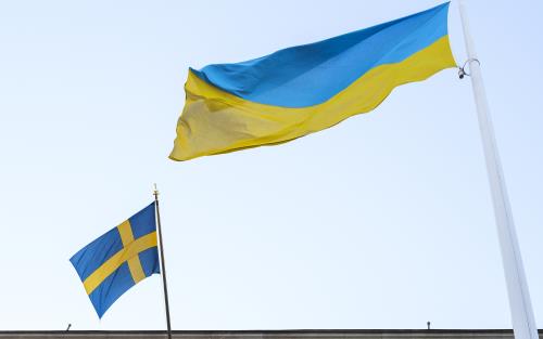 Svenska flaggan och Ukrainska flaggan vajar i varsin flaggstång.