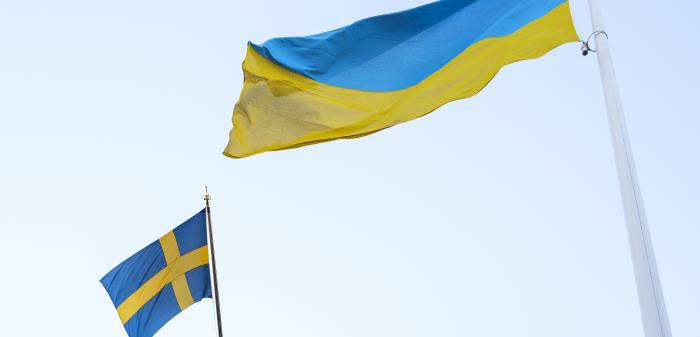 Svenska flaggan och Ukrainska flaggan vajar i varsin flaggstång.