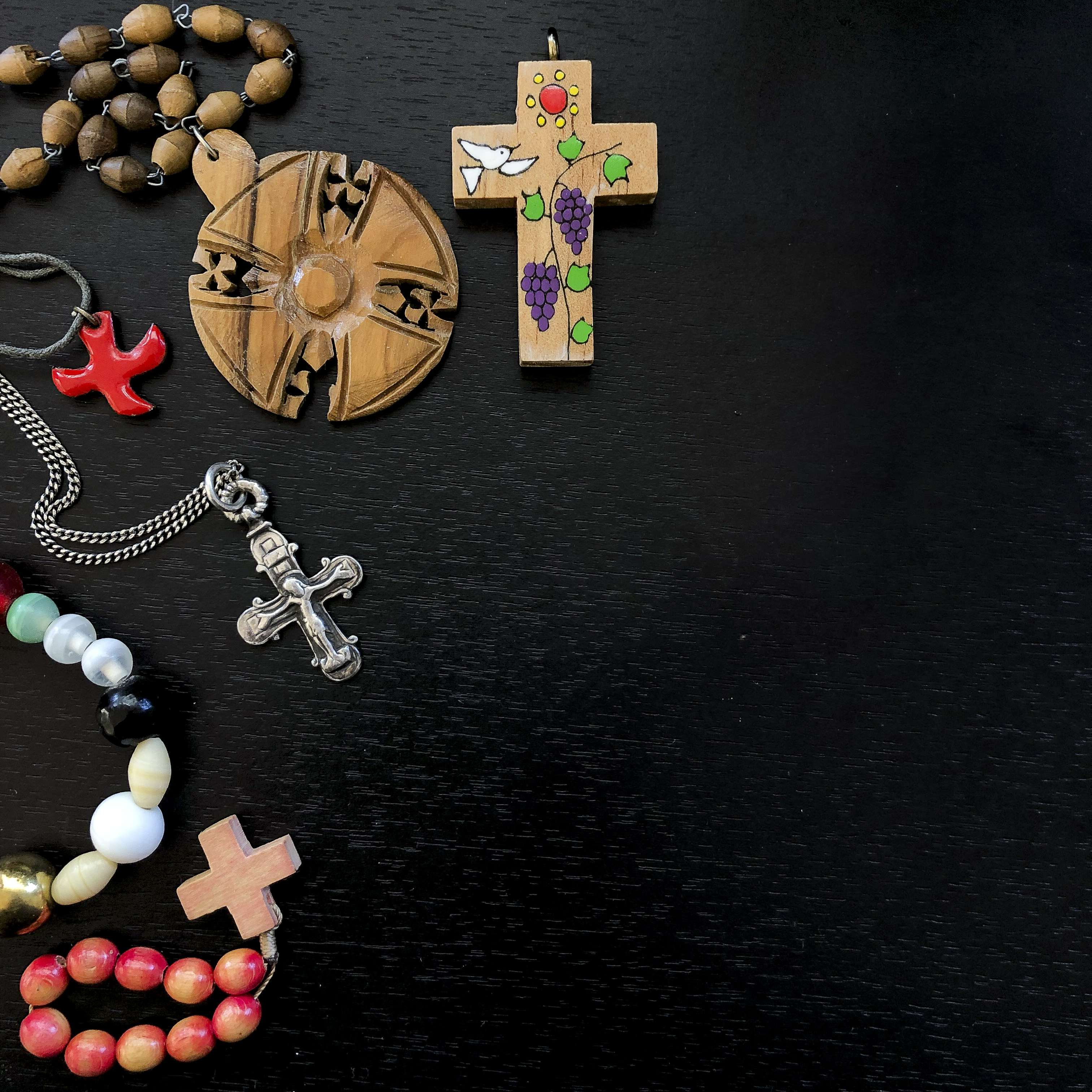 Olika typer av kors och kristna symboler upplagda på ett bord.