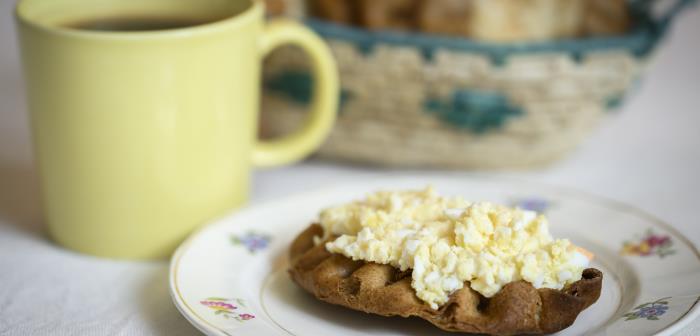En karelsk pirog och en mugg kaffe.