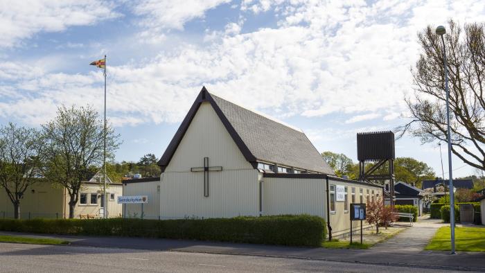 Furåsens kyrka - en liten ljusgul träkyrka.