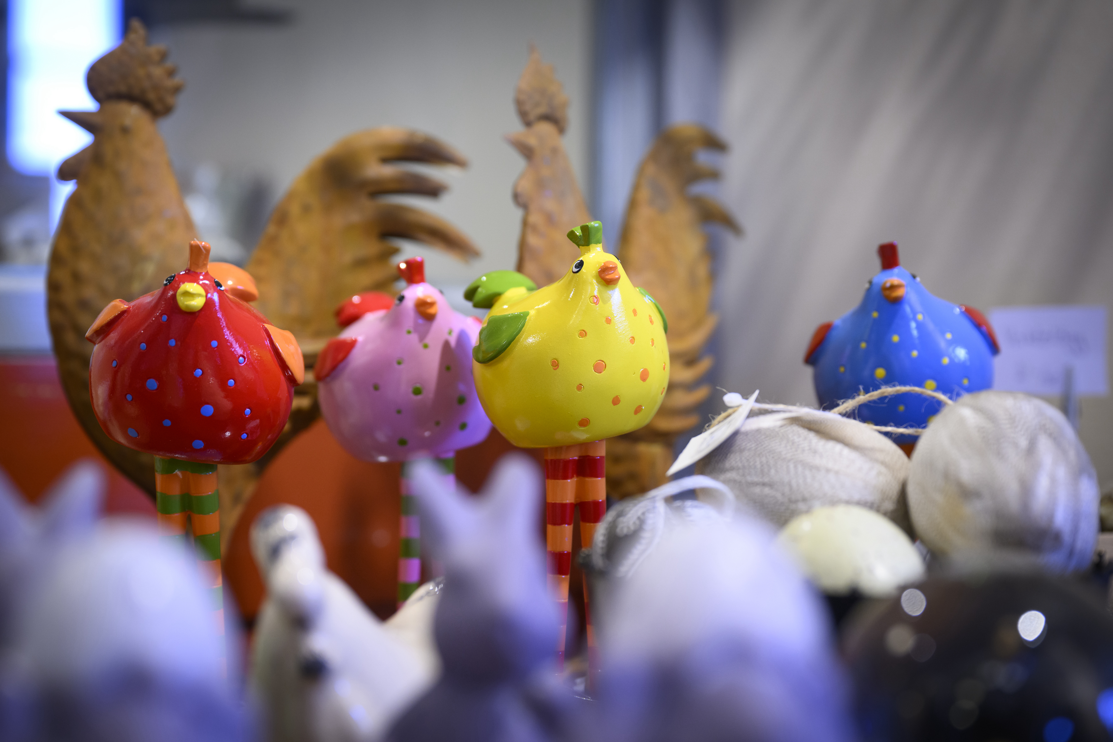 Handgjorda hönor i glada färger.