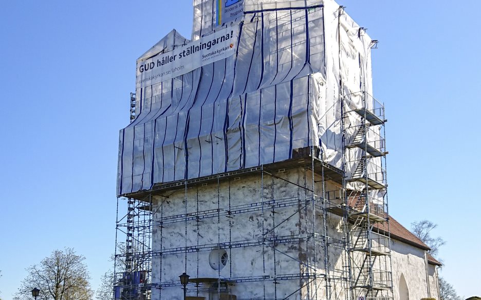 En kyrka med byggnadsställningar.