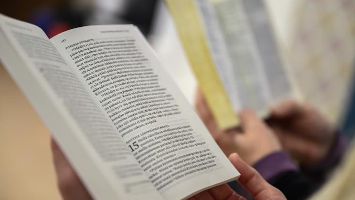 Närbild på någon som läser en bibel.