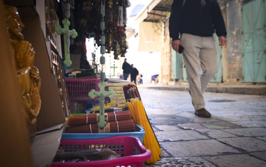 En person går förbi en marknad på gatan.