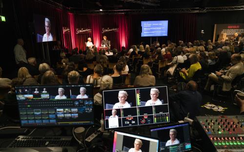 Se människan-scenen på Bokmässan, med Eva Dahlgren i boksamtal.