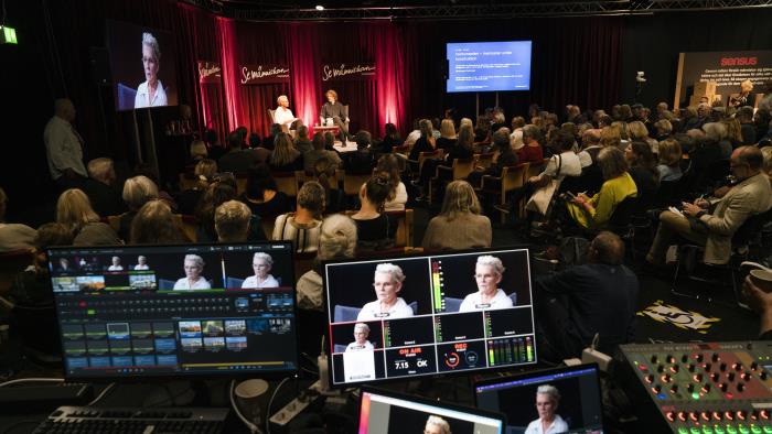 Se människan-scenen på Bokmässan, med Eva Dahlgren i boksamtal.