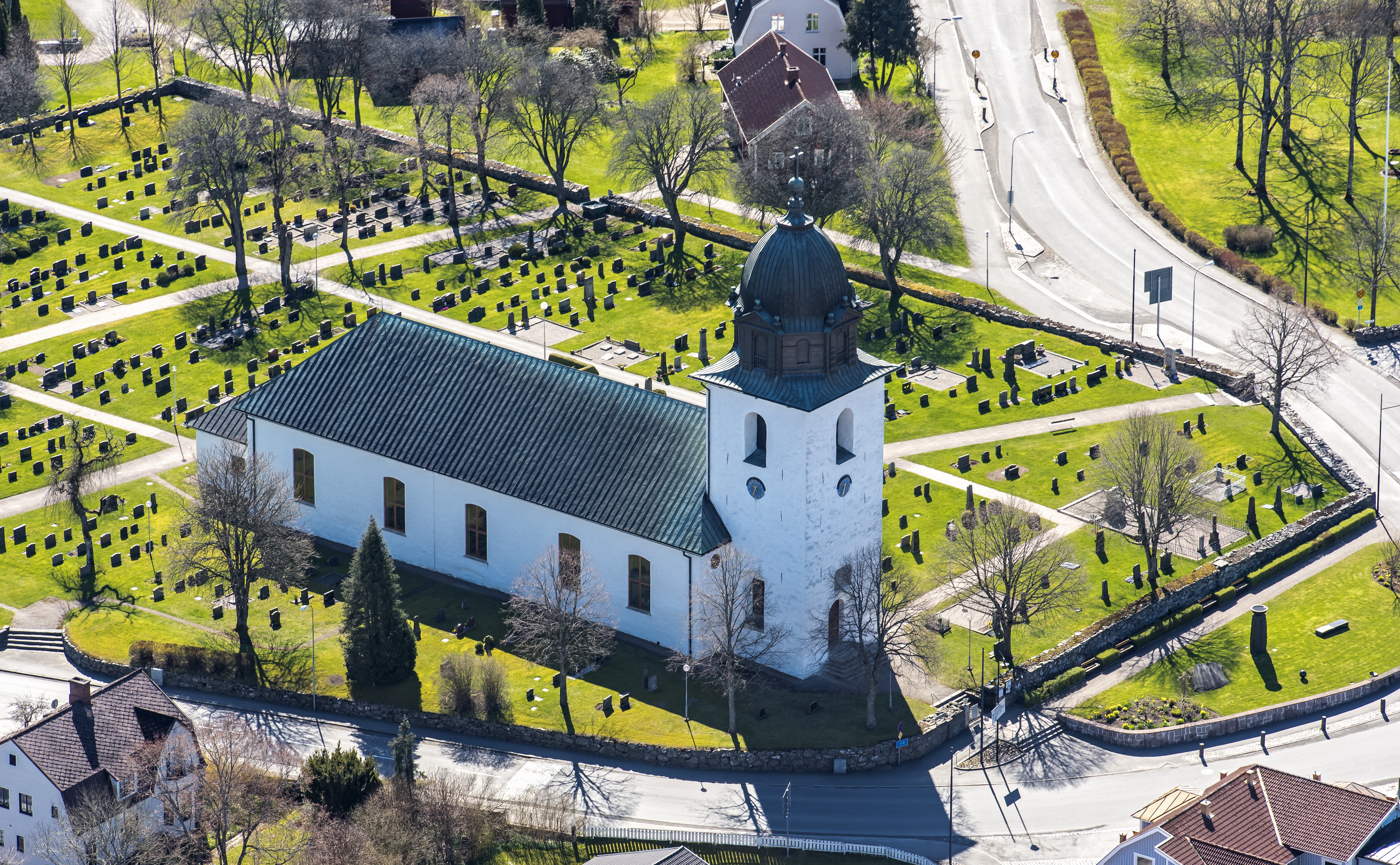 Vit kyrka.
