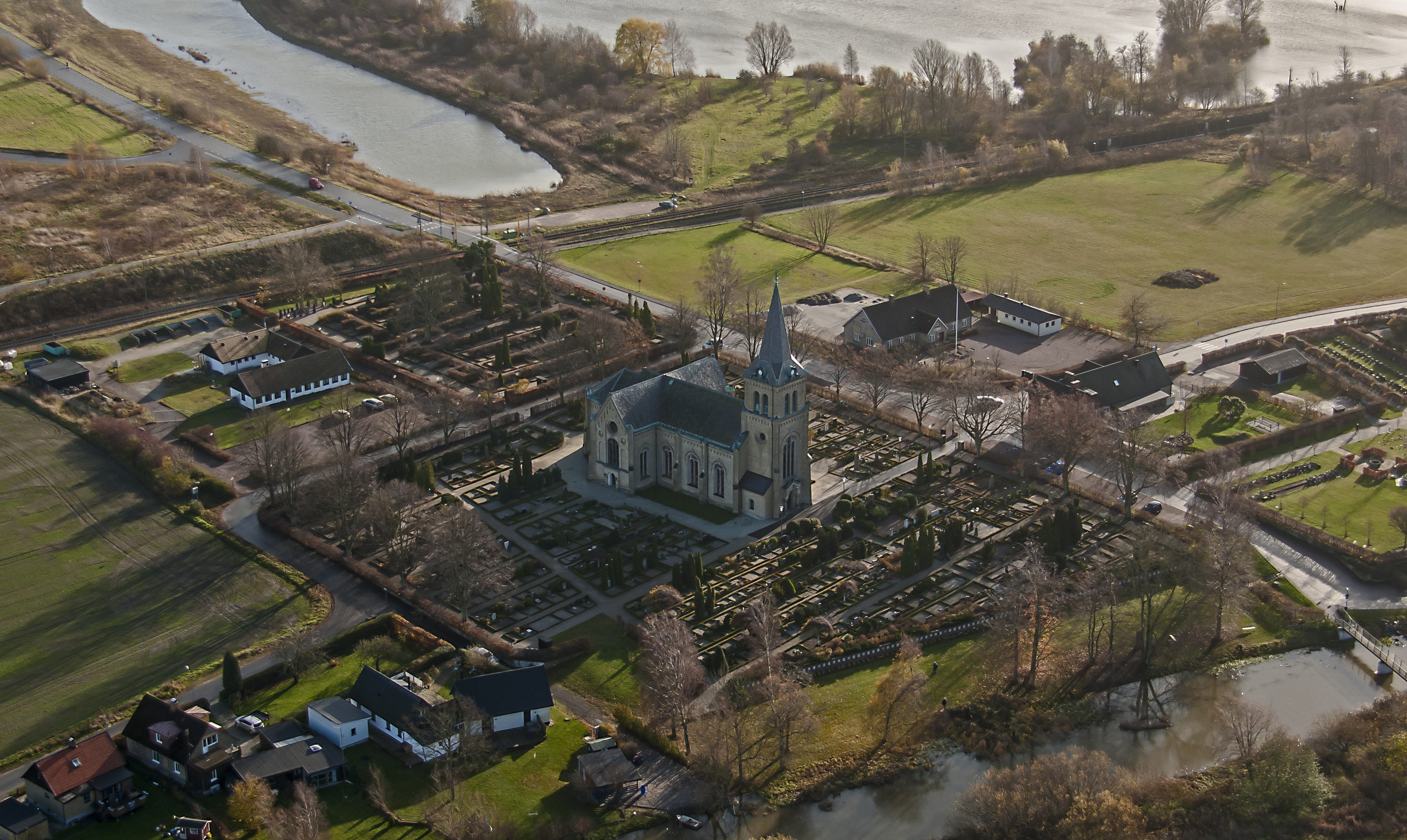 Gul telgelkyrka med korsarm och torn.